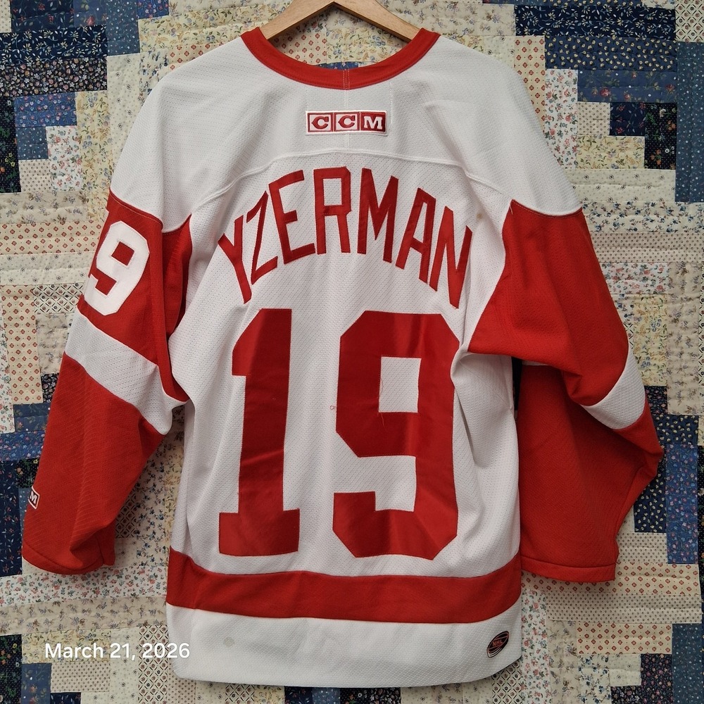 Vintage CCM Detroit Red Wings Steve Yzerman #19 Captain Jersey Size Medium